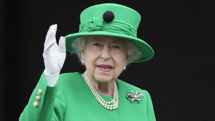 La reina Isabel II se encuentra bajo supervisión médica y preocupa su salud