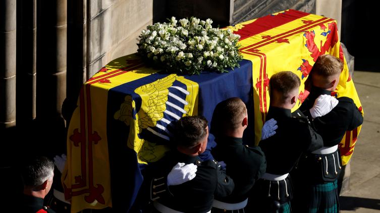 El féretro de Isabel II llegó a Londres para seis días de homenajes y un funeral de Estado