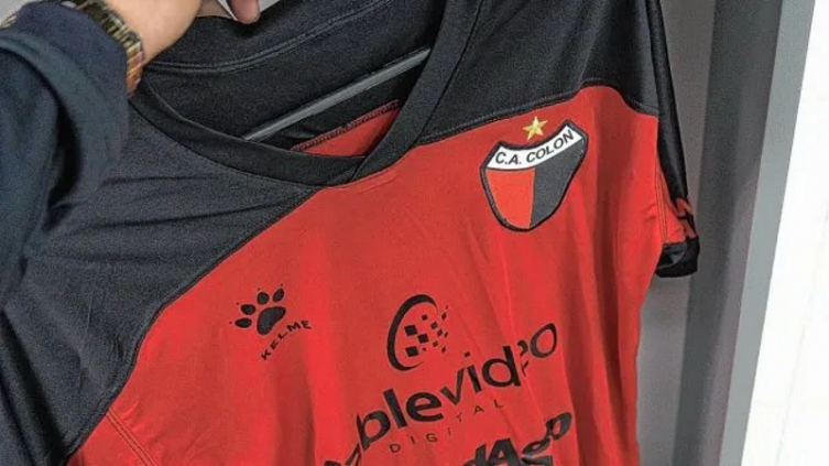 Dos marcas pugnan para vestir a Colón