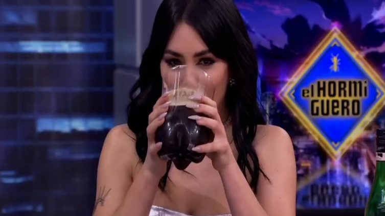 Lali Espósito armó un fernet con cola en la TV española