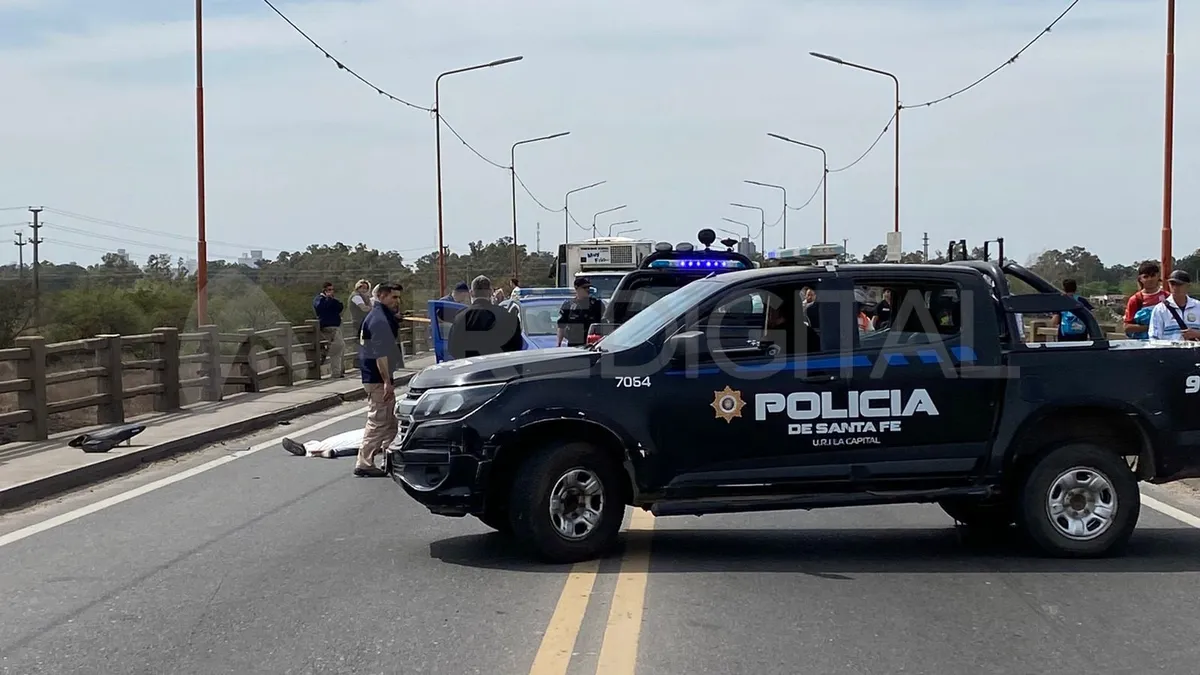 Fatal accidente en el puente carretero entre una motocicleta y un Jeep