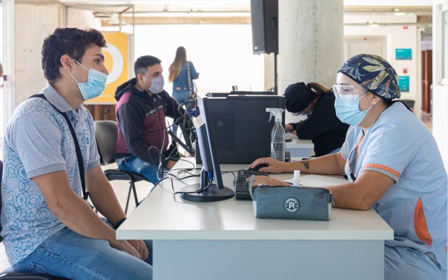 El vacunatorio atiende esta semana en la Facultad de Ingeniería Química