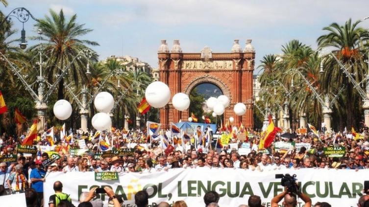 Una multitud se manifestó en Barcelona a favor del idioma castellano en las escuelas