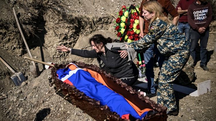 Armenia dijo que más de 200 de sus soldados murieron en combate con Azerbaiyán