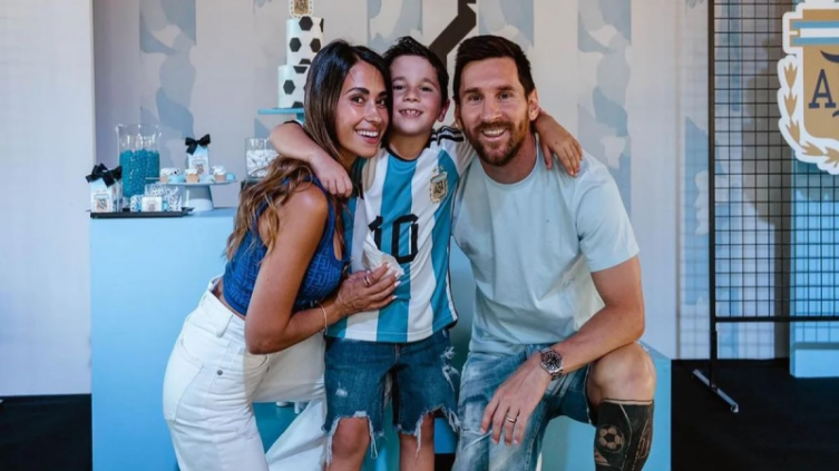 Mateo consiguió la figurita del Mundial de Lionel Messi