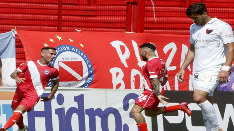 El Bicho no tuvo piedad, goleó a Colón 4 a 0 en un vacio Brigadier López