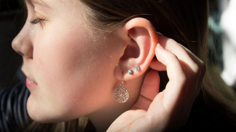 Daith piercing contra la migraña: ¿qué es? ¿da resultados?