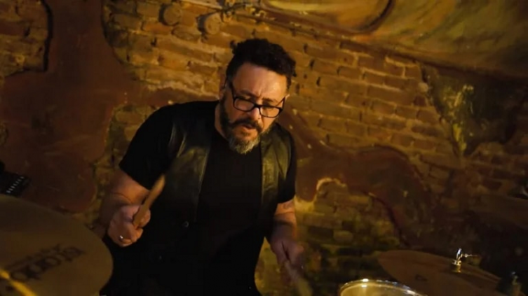 Murió en pleno concierto Bin Valencia, el exbaterista de Almafuerte 