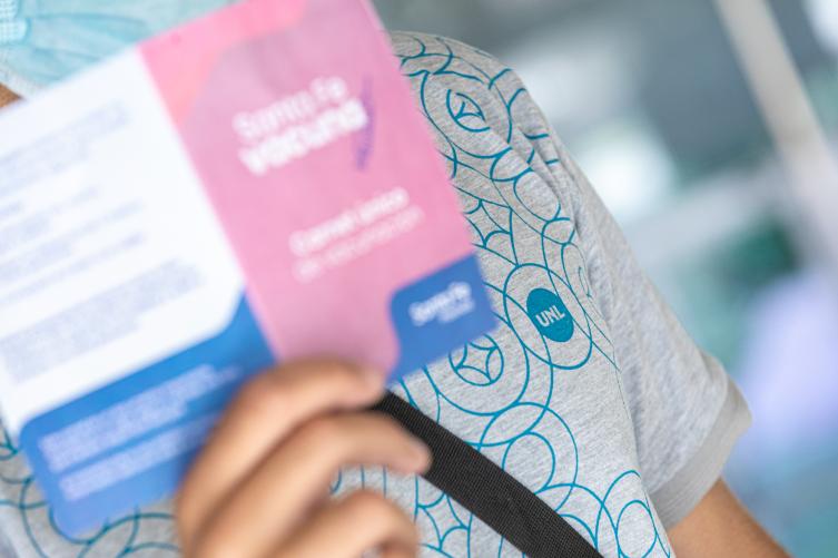 Con modalidad itinerante, continúa funcionando el vacunatorio de la UNL