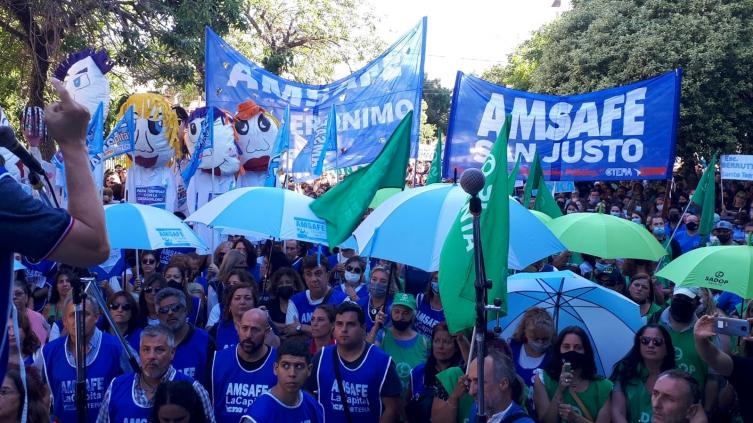 Docentes públicos decidirán si aceptan la nueva propuesta o vuelven al paro