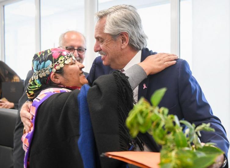 Fernández se reunió con mapuches y prometió avanzar en un 
