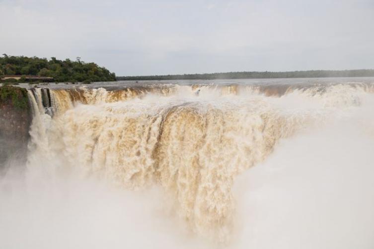 Desesperada búsqueda de un hombre que cayó al agua en las Cataratas del Iguazú