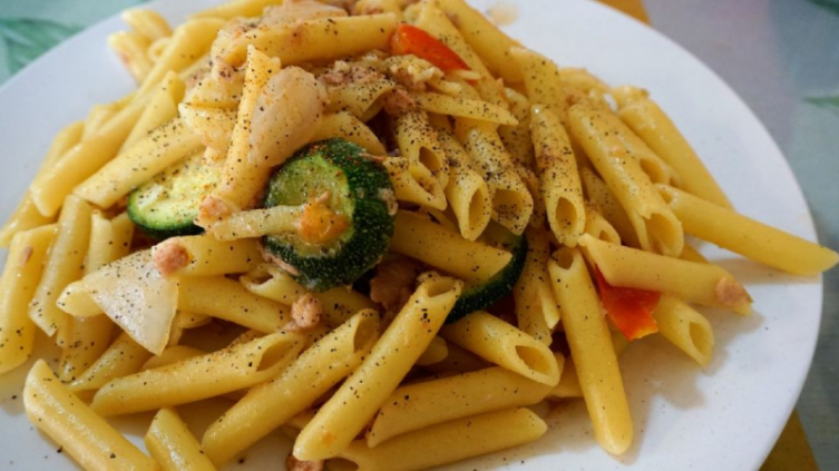 Pasta con atún y vegetales