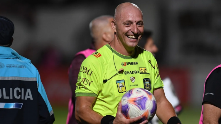 Néstor Pitana, dirigió su último partido como profesional