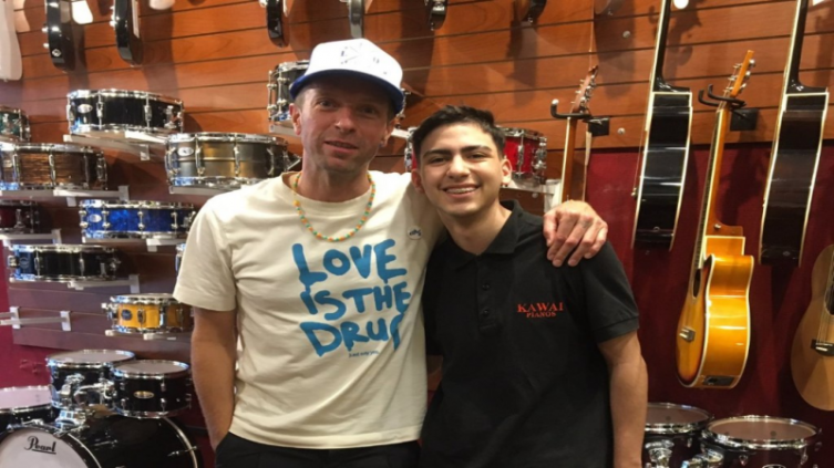 El líder de Coldplay fue a comprar una guitarra y tocó con los vendedores