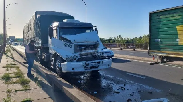 Dos camiones chocaron sobre el Puente Oroño