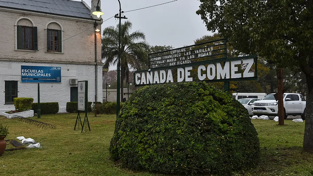 Encontraron a dos bebés sin vida enterrados en el patio de una casa
