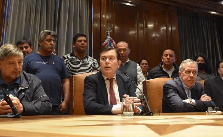 Estatales santiagueños recibirán un bono de $200 mil y una suba salarial del 95%