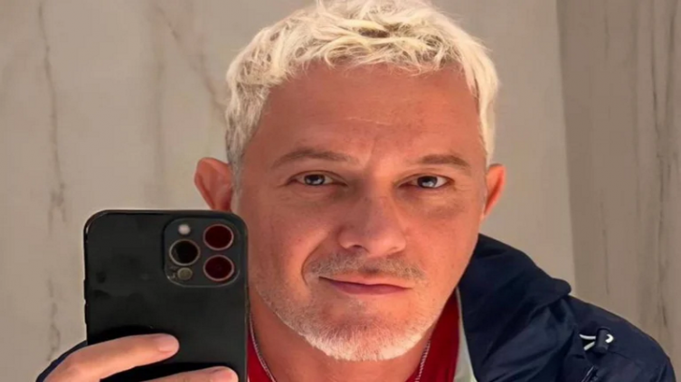 Alejandro Sanz llamó la atención preocupando a sus fans