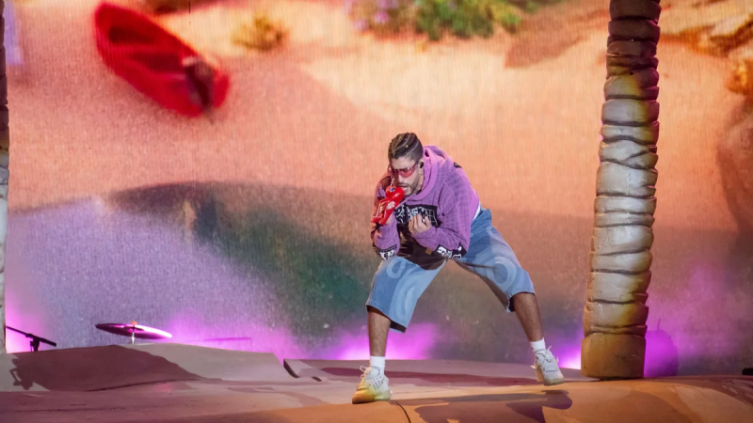 Bad Bunny homenajeó a Charly García en su primer show en Vélez