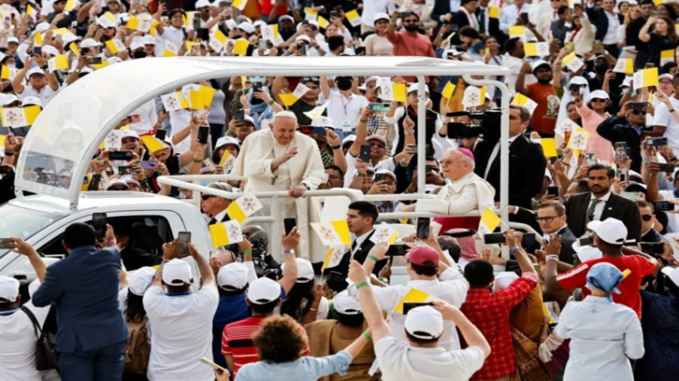 Miles de feligreses se congregaron en un estadio para la misa del papa en Bahrein
