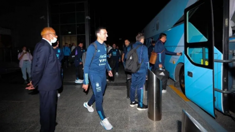 Scaloni ya está en Abu Dhabi