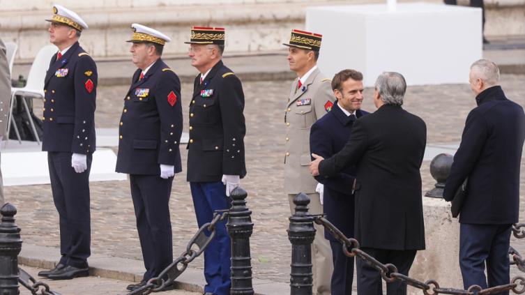 En su tercer día en Francia, el Presidente se entrevista con la alcaldesa de París