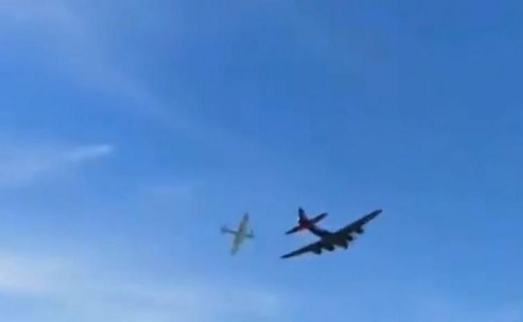 Video: dos aviones chocaron en pleno vuelo durante festival aéreo en Dallas