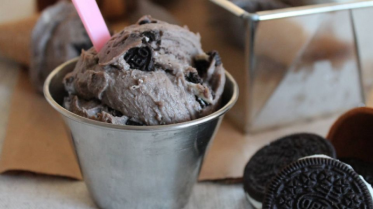 Helado de crema y galletitas Oreo