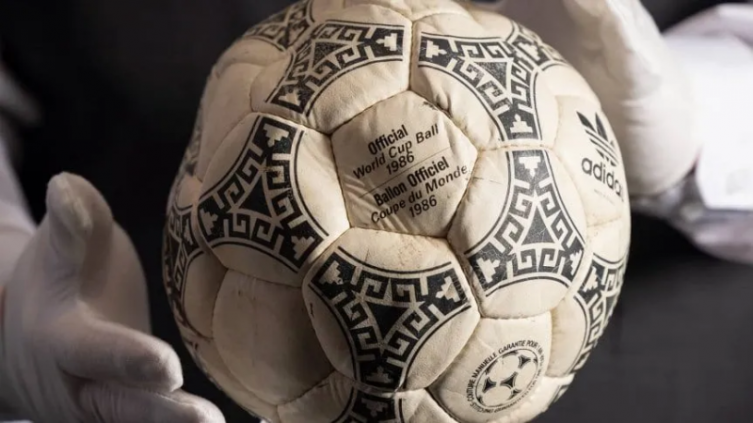 Subastaron la pelota de los goles Diego Maradona a Inglaterra en el 86 ´