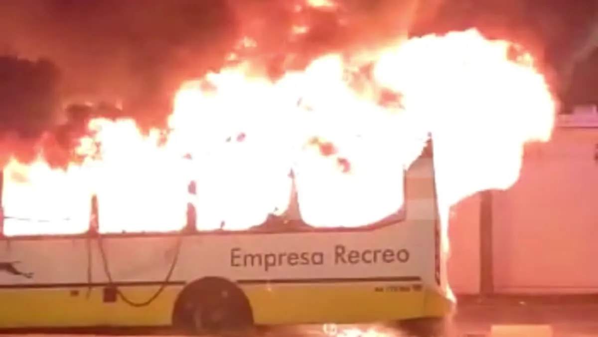 Se incendió un colectivo frente al cementerio municipal