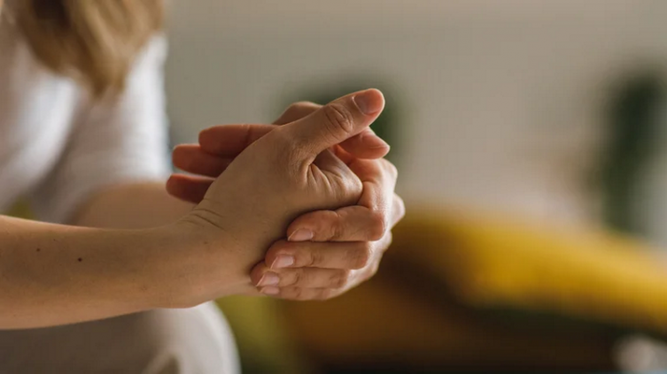 “Sonarse los dedos”: ¿provoca artritis?