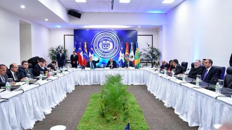 Gobierno y oposición venezolana abren la negociación con un acuerdo sobre fondos sociales