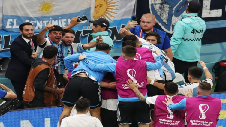 Peleas entre hinchas argentinos y mexicanos en las tribunas de Doha