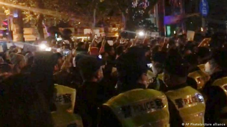 China: se extienden protestas por restricciones COVID 