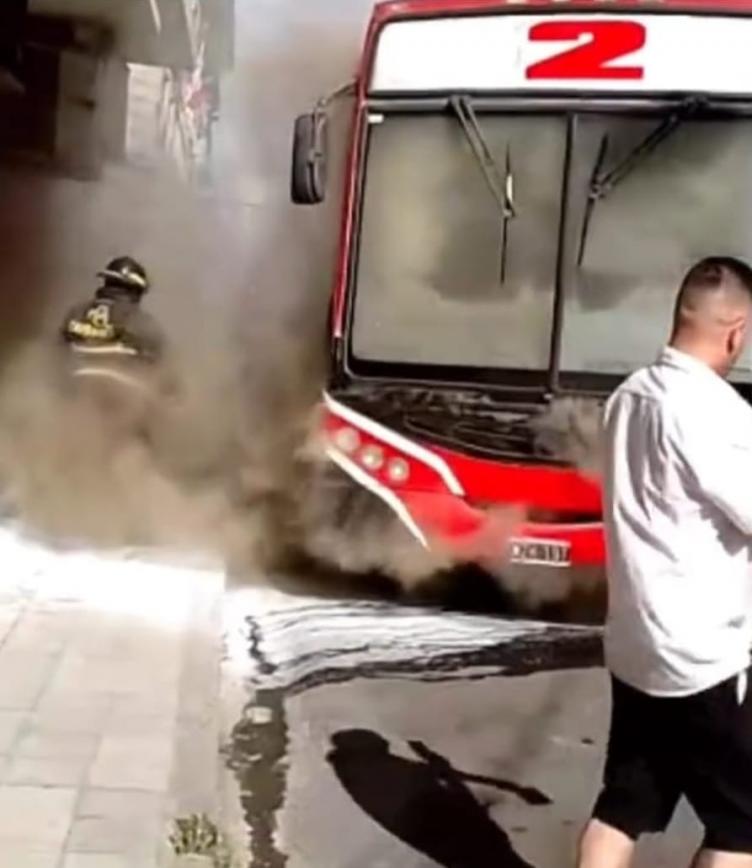 Se prendió fuego un colectivo en pleno microcentro