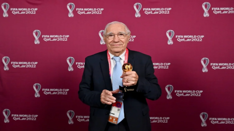 Enrique Macaya Márquez fue galardonado por la FIFA