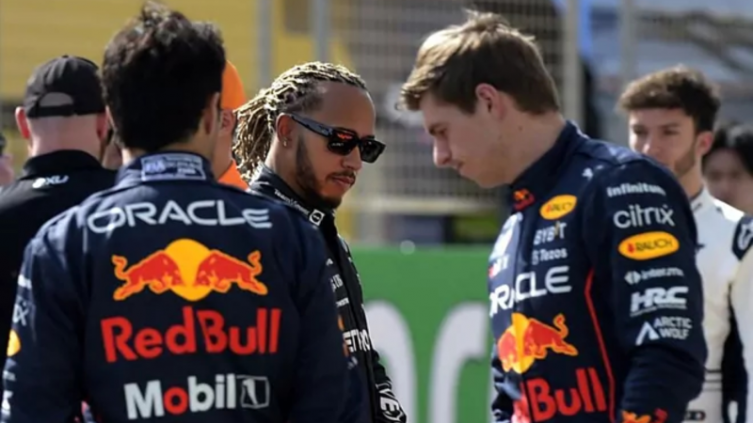 Lewis bromea sobre su 2022 respecto al de Max