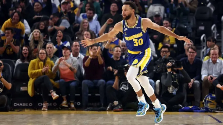 Stephen Curry encesta 5 veces consecutivas desde los 30 metros