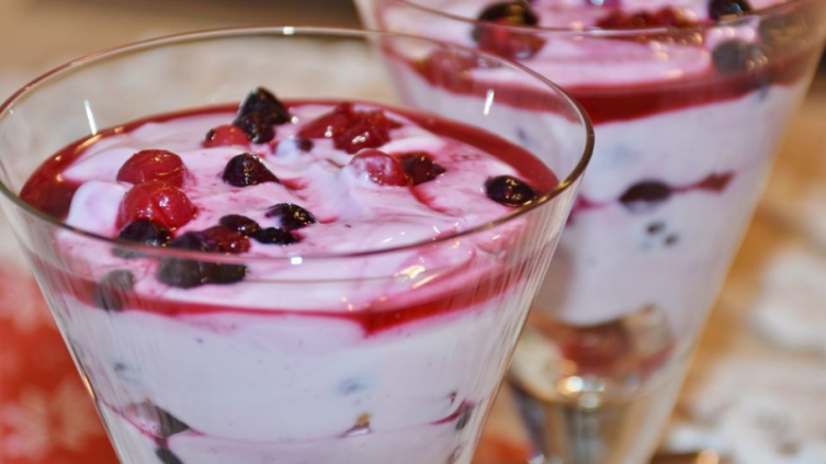 Postres en vasos con galletas, cremas y frutas