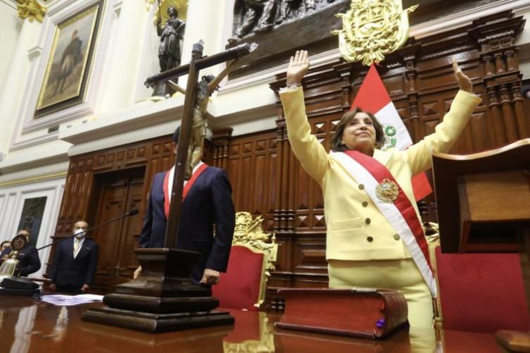 Dina Boluarte es la nueva presidenta de Perú tras la destitución de Castillo