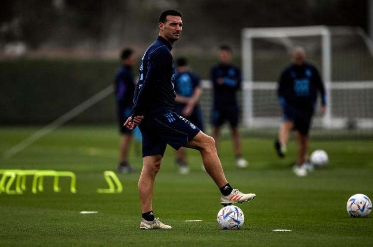 Scaloni rearma el equipo sin Acuña y con las dudas de Di María y De Paul