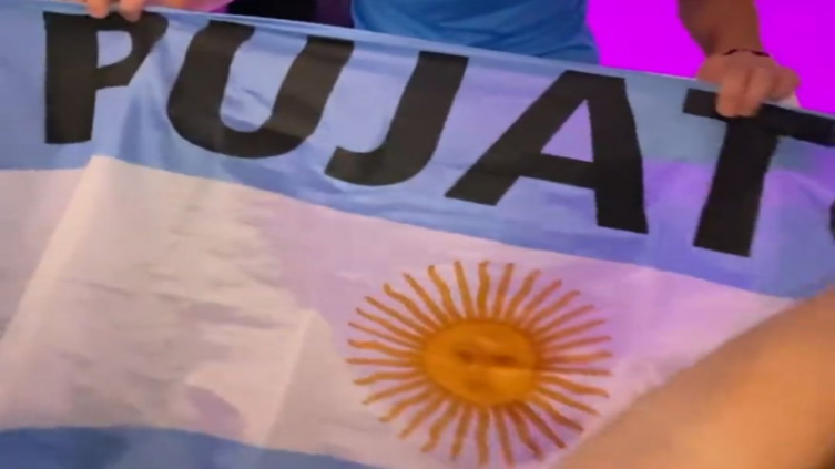 Una bandera de Pujato con historia para Lionel Scaloni