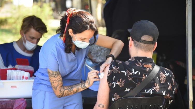 La provincia dispuso vacunatorios móviles para colocar dosis de refuerzo 