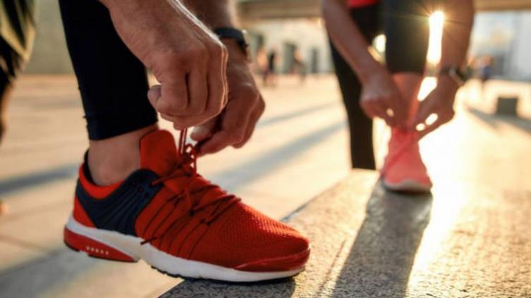 El Gobierno acordó una rebaja de hasta el 15% en el precio de zapatillas