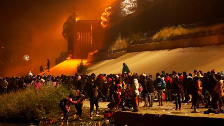 Migrantes se agolpan en frontera entre México y EEUU a días de que expire el Título 42
