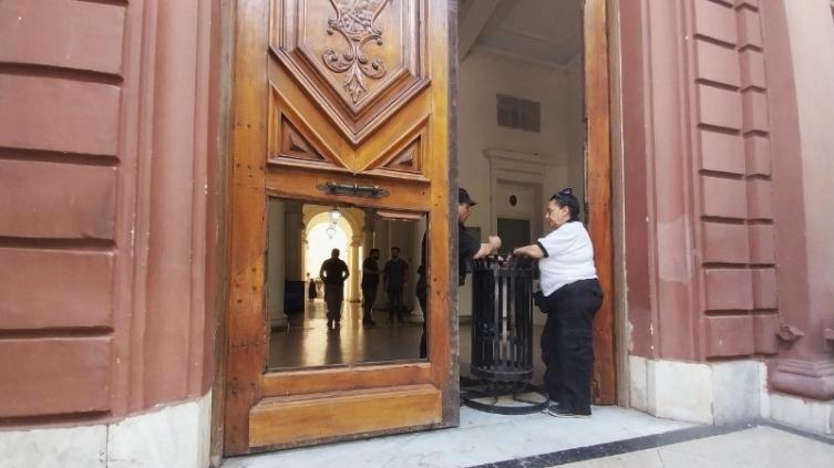 Violenta irrupción de portuarios en el Concejo y el Municipio