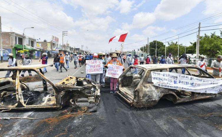 Pese a las protestas, el Congreso de Perú no aprobó el adelanto de elecciones