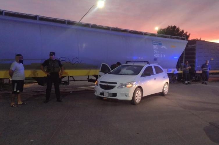 Un tren impactó con un auto en el que iban cuatro personas