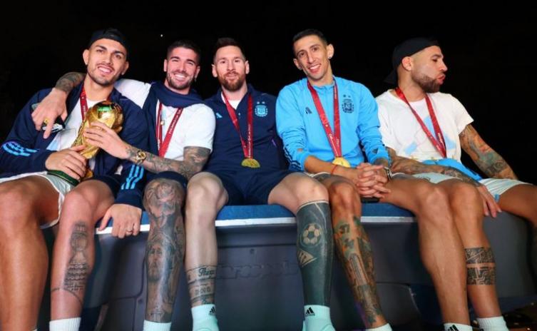 Buenos Aires: La Selección desfila por las calles y no irá a la Rosada